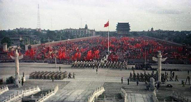 1949年开国大典，毛主席正装之下，穿着4个大窟窿的羊毛衫裤