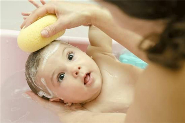 小孩剃光头要不要先洗头,孩子不爱洗头怎么引导
