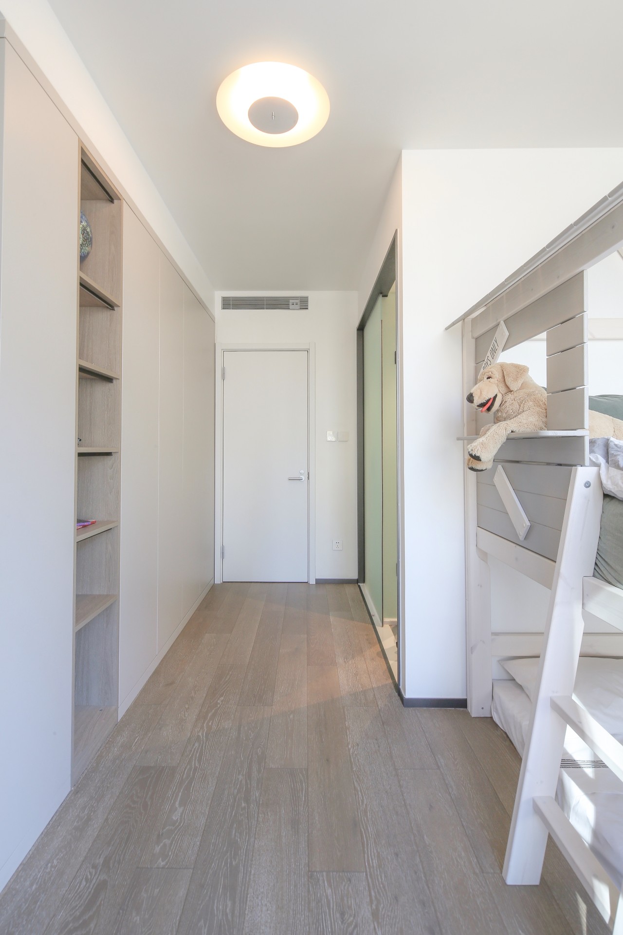 客厅阳台一体办公桌,主卧衣帽间加办公桌