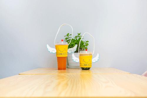 在人民路上喝了杯爆款「蜂蜜茶」，还送我超萌杯套