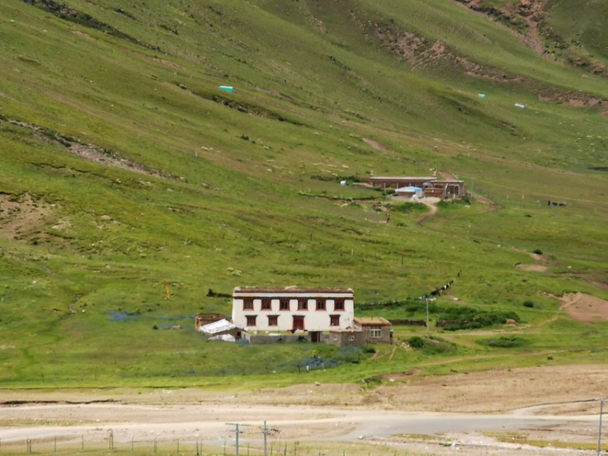 雅江到稻城香格里拉镇多少公里,理塘到稻城香格里拉镇