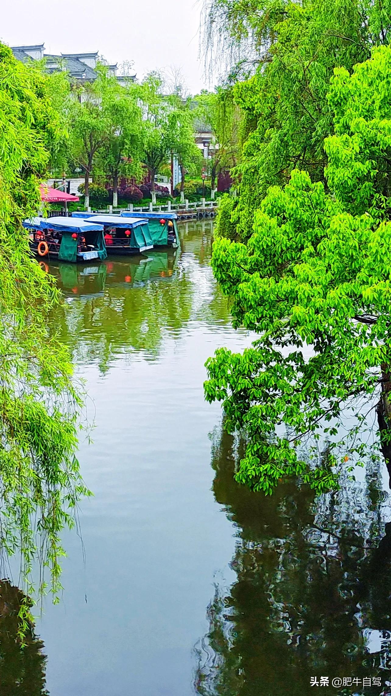 这古镇既有江南的小桥流水,更有原味的古色古香,它就是三河古镇