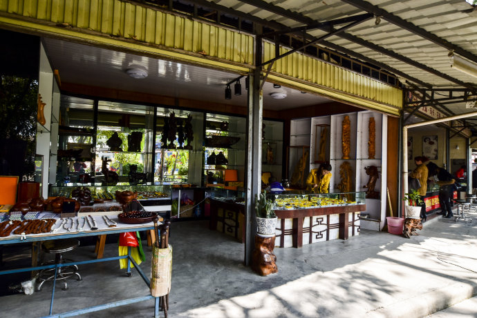 瑞丽中缅村一寨两国,云南德宏瑞丽一寨两国翡翠