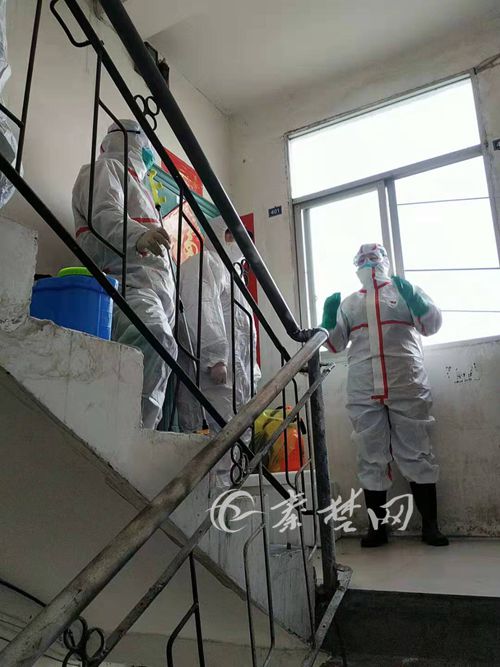 隔离不隔爱执勤交警送药暖人心,隔离病毒不隔离爱日常消杀