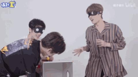 赵丽颖王一博录节目蓝色吊带上衣,赵丽颖王一博快本对视说话