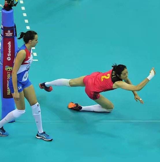 朱婷飞奔场外救球传承女排,朱婷救场