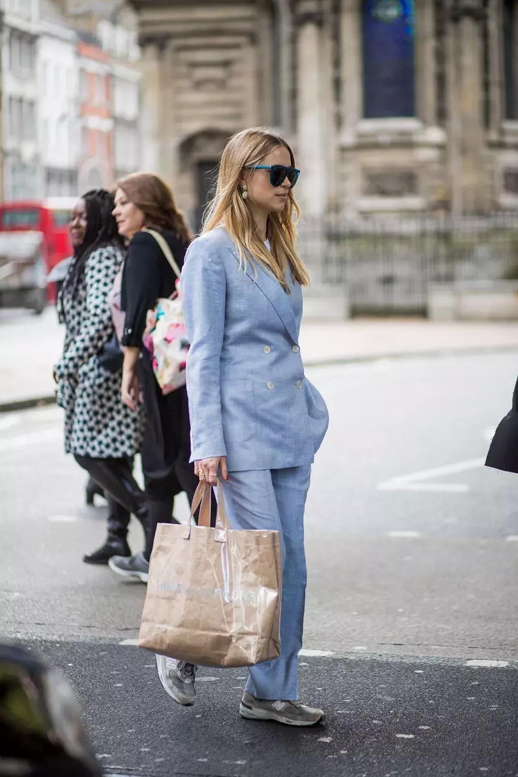 运动鞋怎么搭配大衣,韩国大衣运动鞋搭配