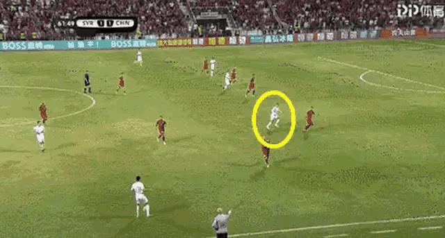 足球精彩突破集锦gif,国足vs越南把自己晃倒gif