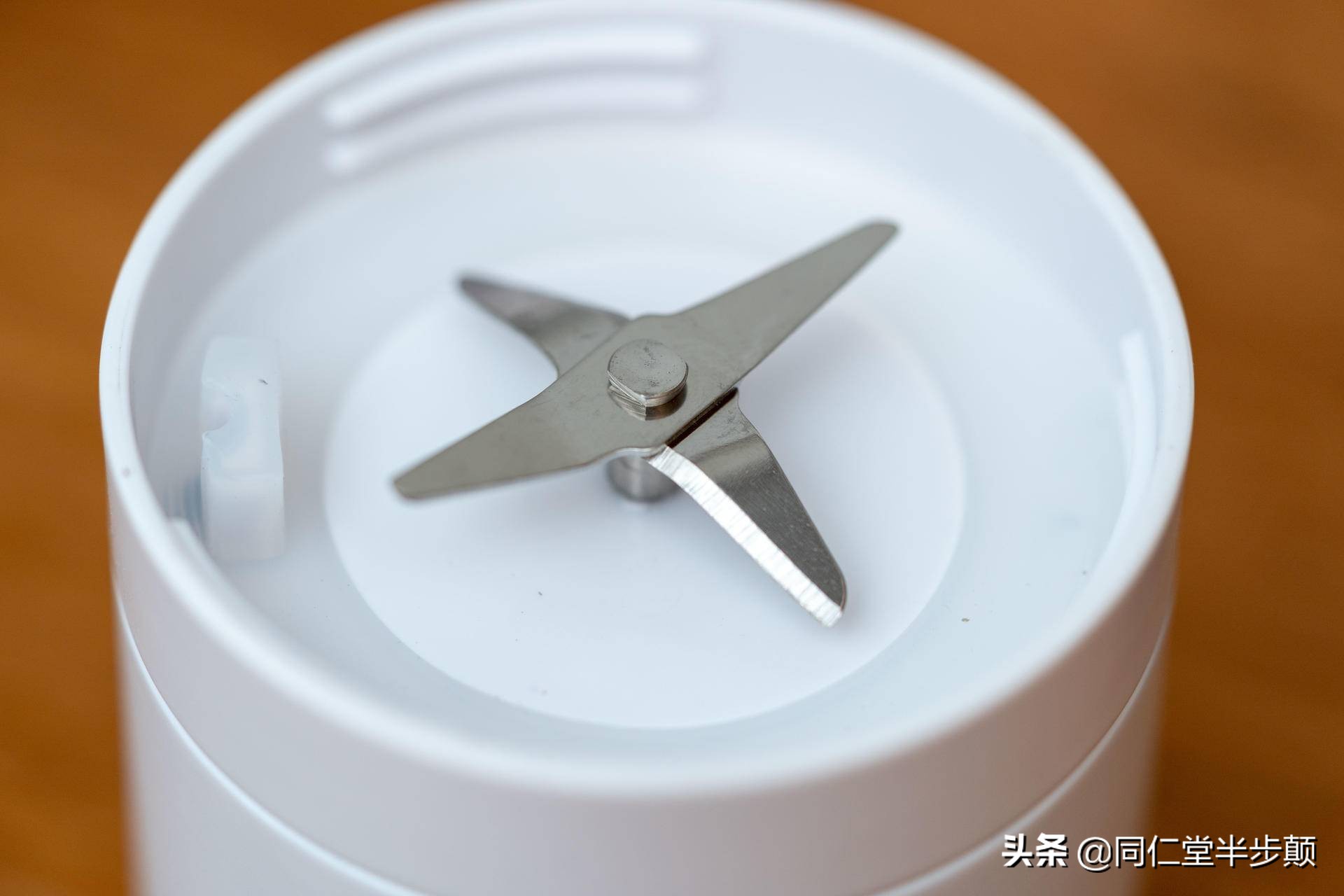 怎么用榨汁机榨果汁,如何用榨汁机榨出一杯好吃的果汁