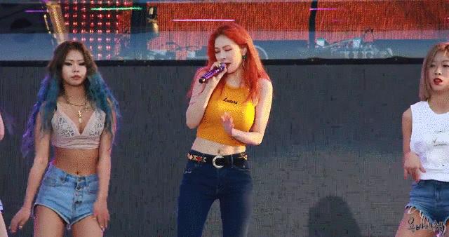 金泫雅穿白裤子,金泫雅穿黑色打底