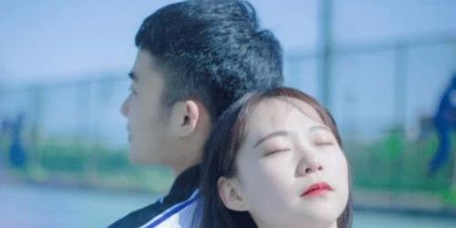 男人让女人亲吻他的脸颊,男人让女人亲你的心理