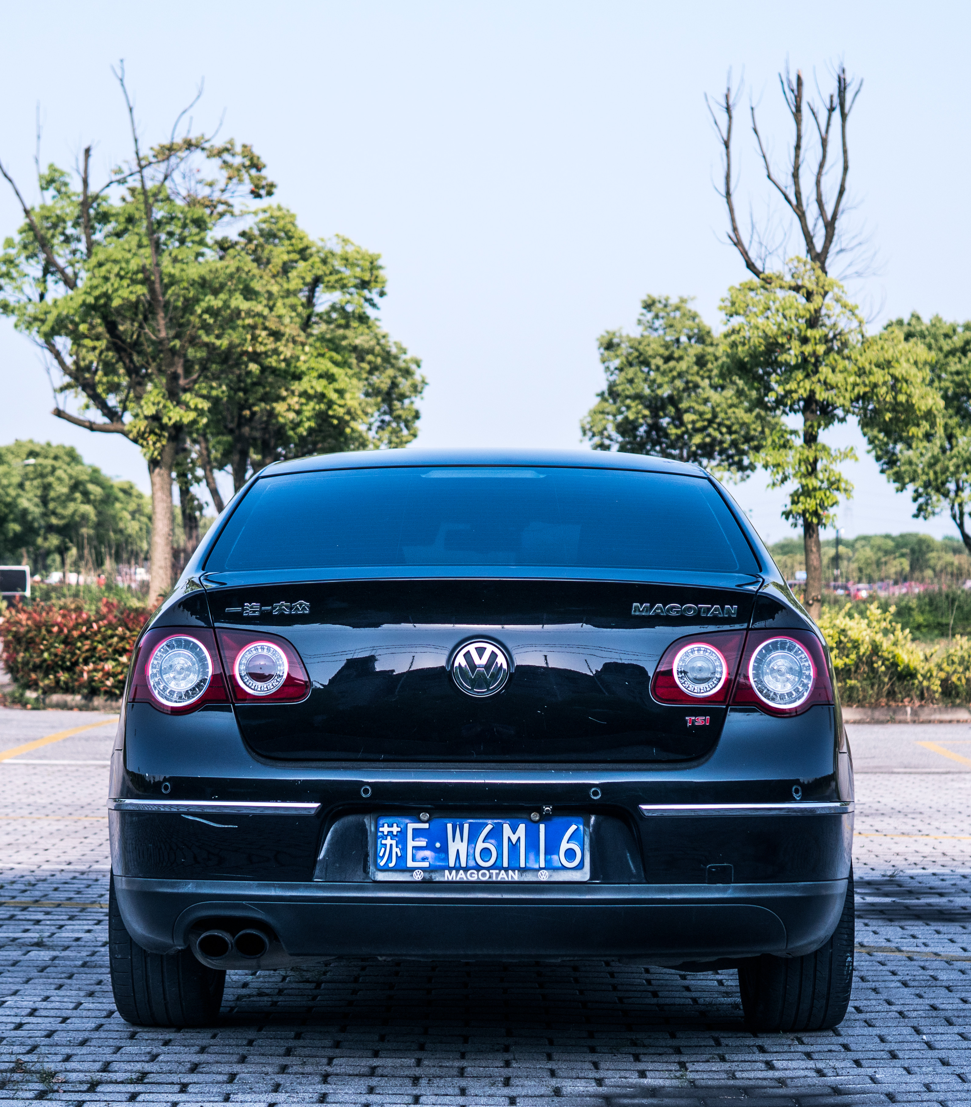 开着曾经的最美大众探寻废弃城堡，如今B6迈腾还值得购买吗？