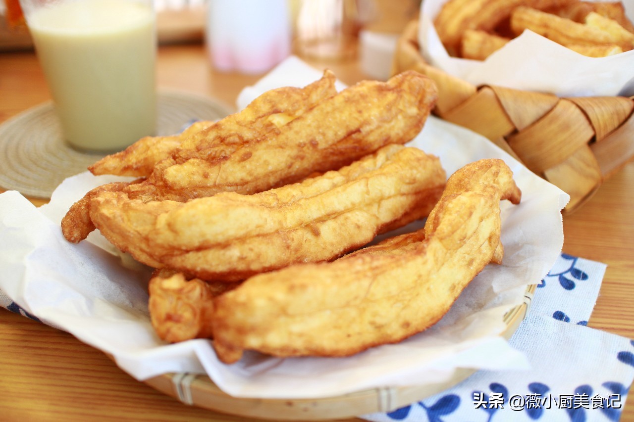 第一次炸油条的做法和发面全过程,酥脆油条的做法和配方的全过程