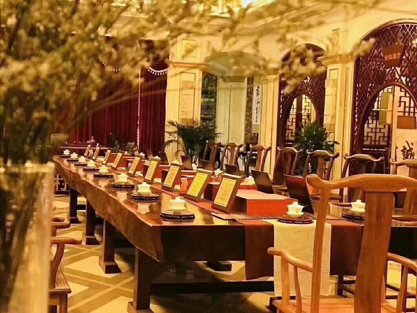 实木大板桌开裂用什么胶,实木大板开裂是怎么回事