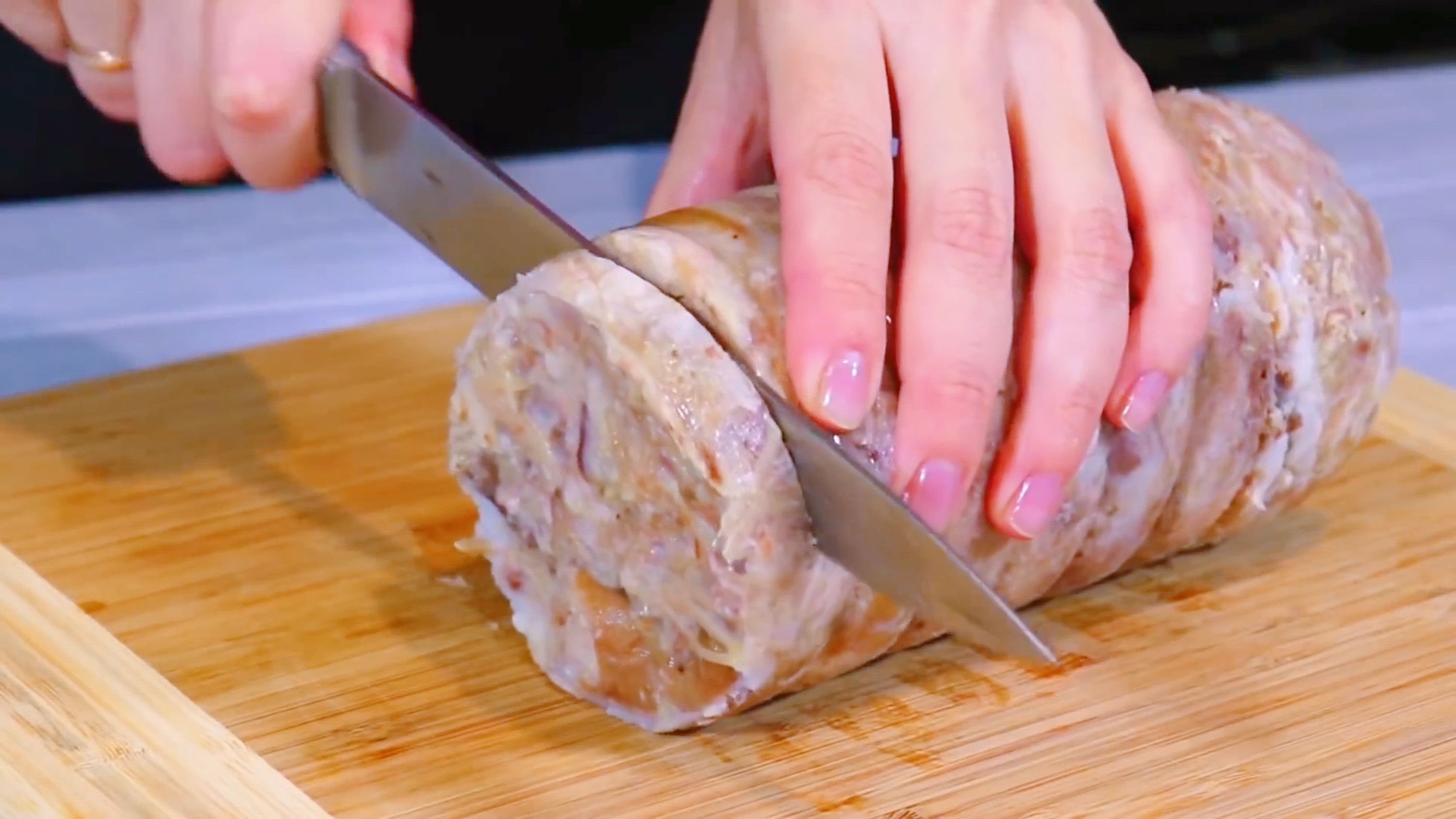 把猪肉装到矿泉水瓶子里，12小时后变成美味香肠，做法头一次见