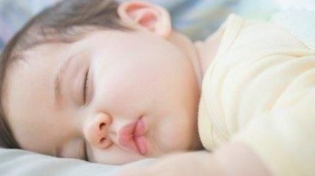 新生宝宝睡觉不踏实是怎么回事,宝宝睡不实经常被吓醒