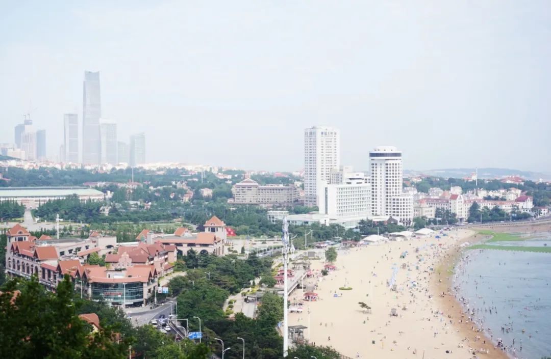 青岛的海给人很惬意,夏天青岛的海边热吗
