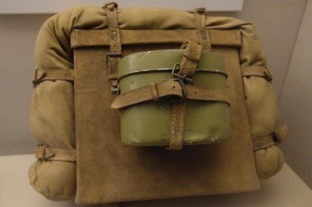 二战日军打仗都背着背包,二战日军背包是怎么背上去的