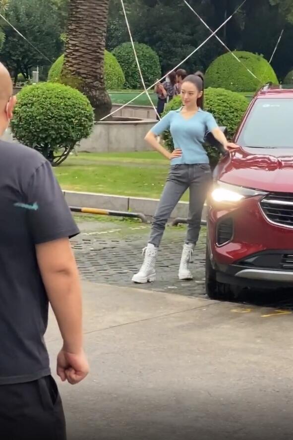 吉娜拍广告,网友偶遇贾乃亮甜馨视频