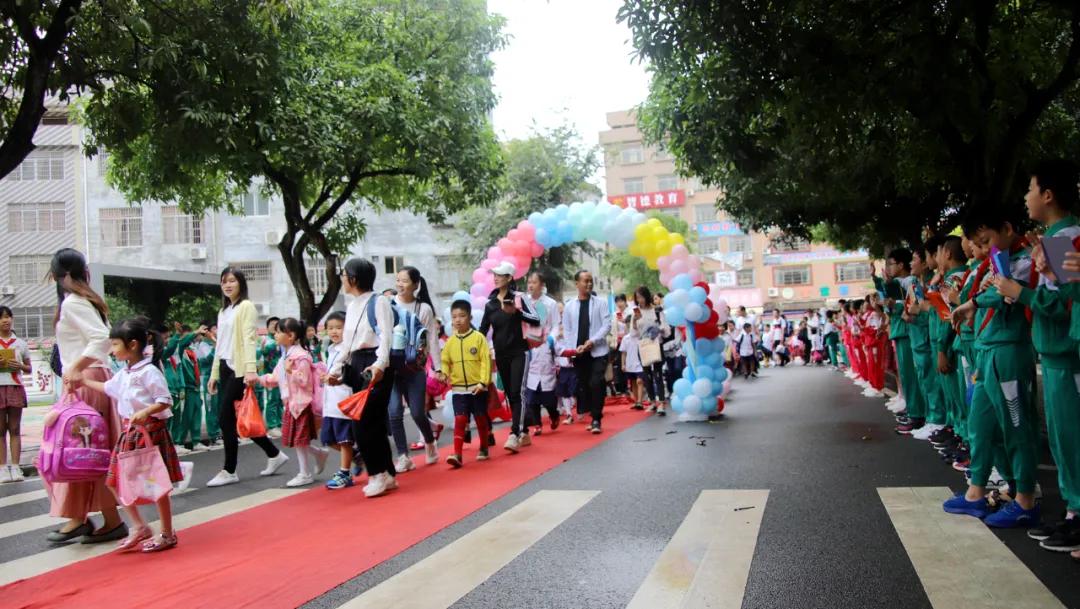 平南中心小学开笔典礼现场,镇宁自治县实验小学开笔典礼