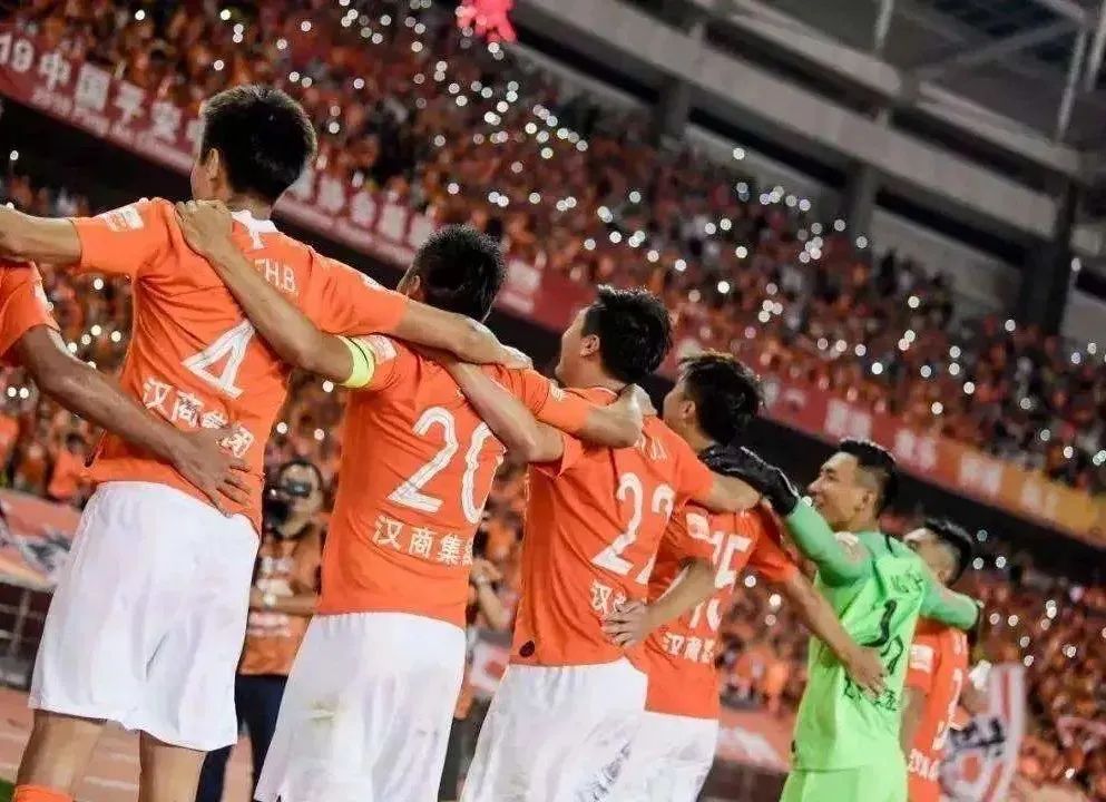 别睡啦,快醒醒,起来看中超啦