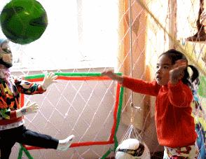 “高手在民间”!发明家爷爷造出在家就能踢的足球屋!