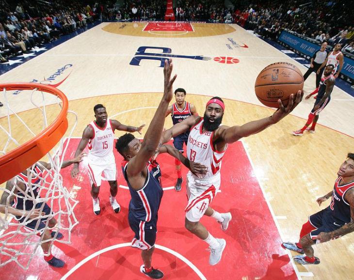 哈登首节22分6助攻火箭单节轰45分,哈登火箭生涯首场比赛37分12助攻