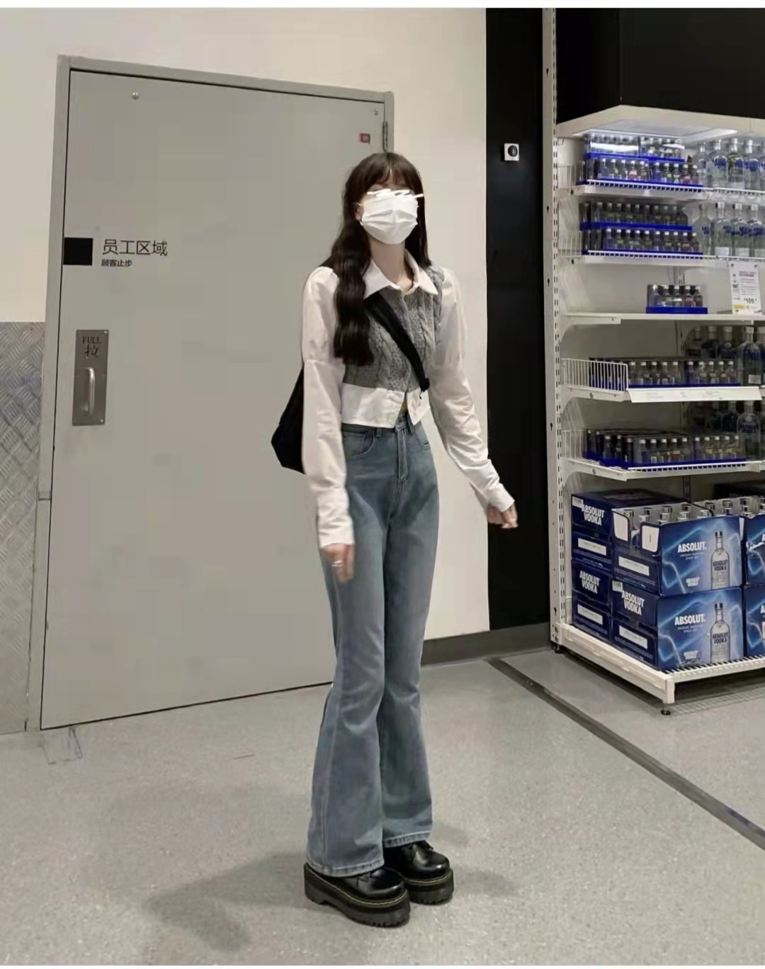 喇叭牛仔裤搭配卫衣好看吗,喇叭牛仔裤怎么搭配上衣和鞋