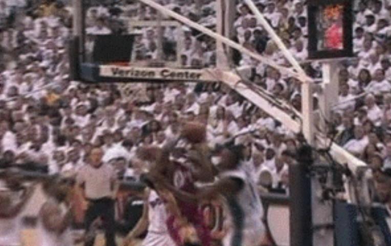 詹姆斯被恶犯打进球,詹姆斯生涯十大恶犯集锦