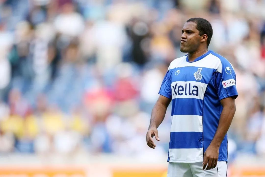 他被誉为“球形闪电”，曾夺欧洲银靴奖，可惜只是昙花一现