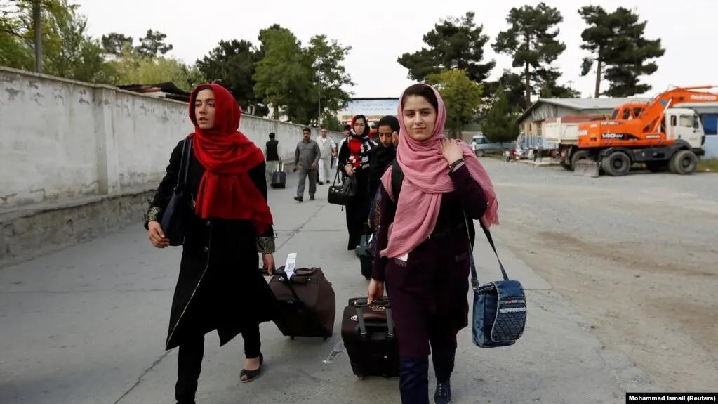 逃离德黑兰的阿富汗女人,逃离阿富汗小女孩