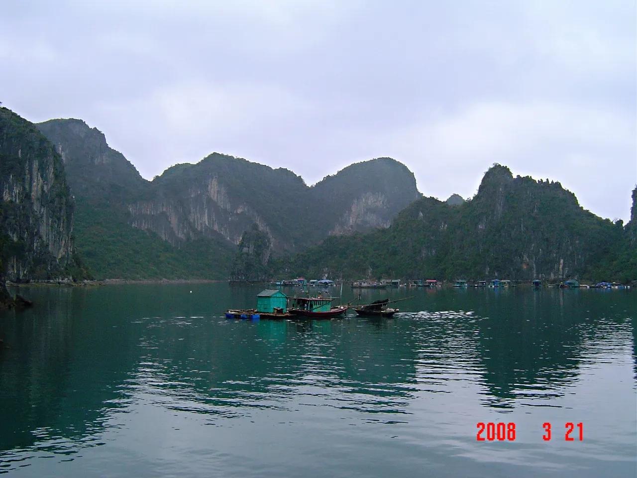和欧美游客同船参加下龙湾一日游