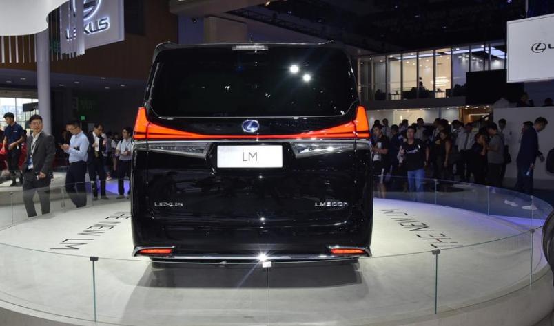 雷克萨斯LM，官方报价116.60万起，有七座四座供大家选择