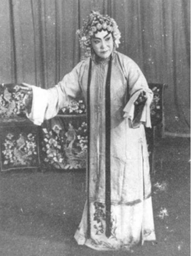 段祺瑞侄子也追星，女星下台他公然强吻，警局罚了50大洋就回家