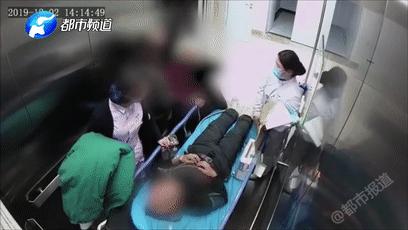 男子在电梯踹女子后续,电梯男子一脚踹飞女孩