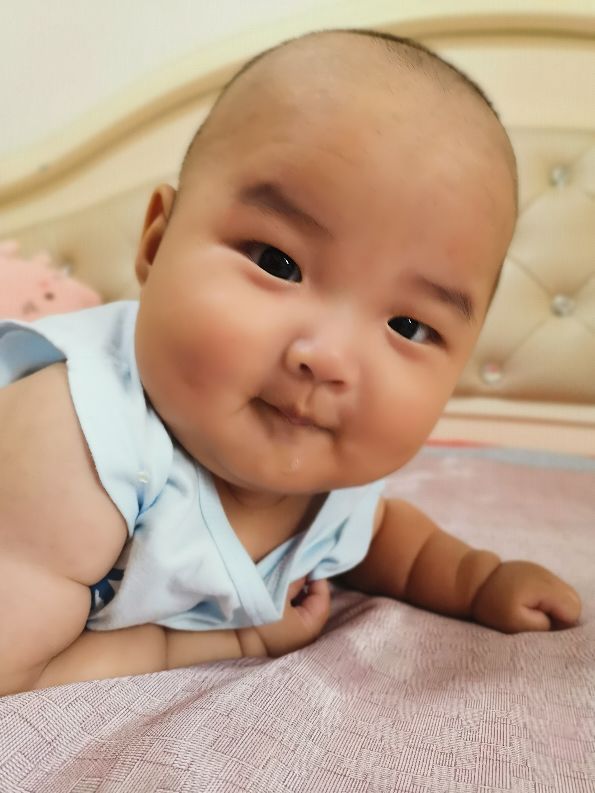 如何给1-6个月的宝宝喂奶,0-6个月奶粉喂奶量是多少