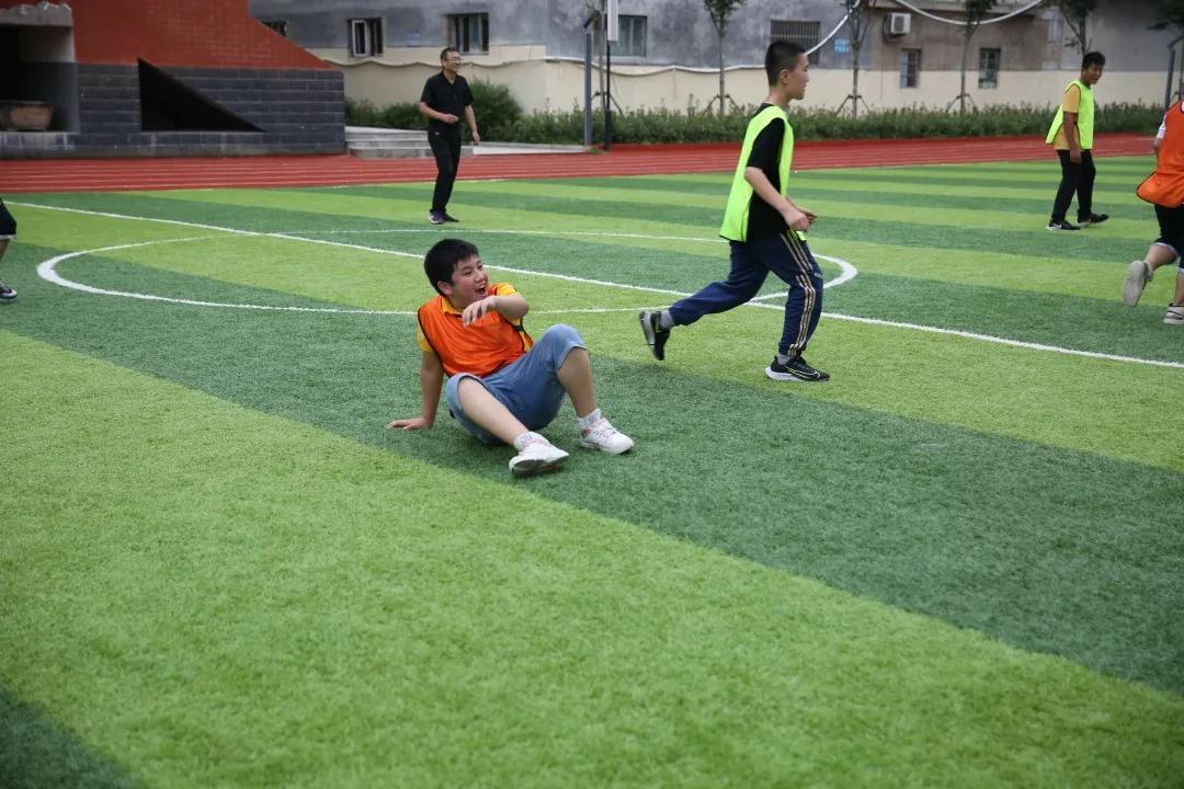 青青绿茵场浓浓校园情-----临沂大岭小学举行毕业足球告别赛