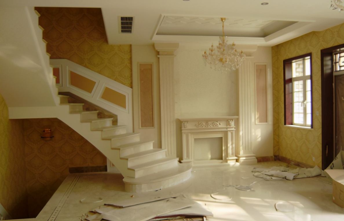 我请的装修工施工时受伤了怎么办,我雇的工人给别人干活受伤谁负责