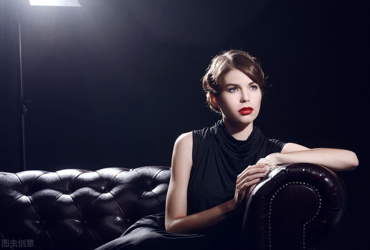 心理学喜欢红色和白色的人,从心理学分析喜欢黑色的人