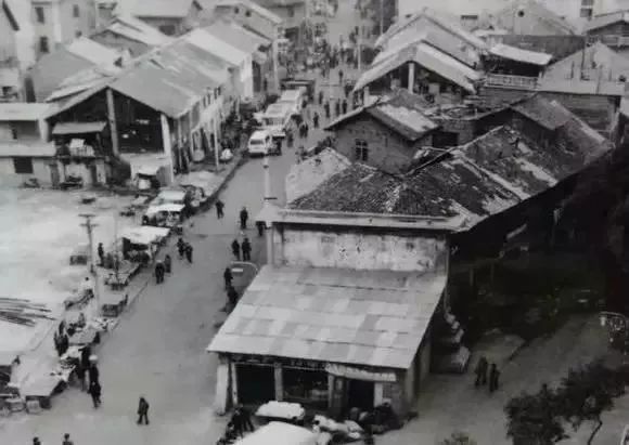 80岁老爷爷的眼睛,80年代的年轻人眼里全是光