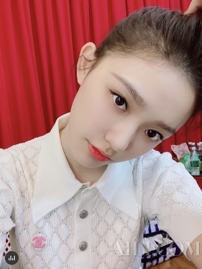 林允补妆,林允用散粉