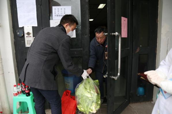 抗疫在行动|线上陪人聊天线下帮人代购沙坪坝的黎姐不嫌事多