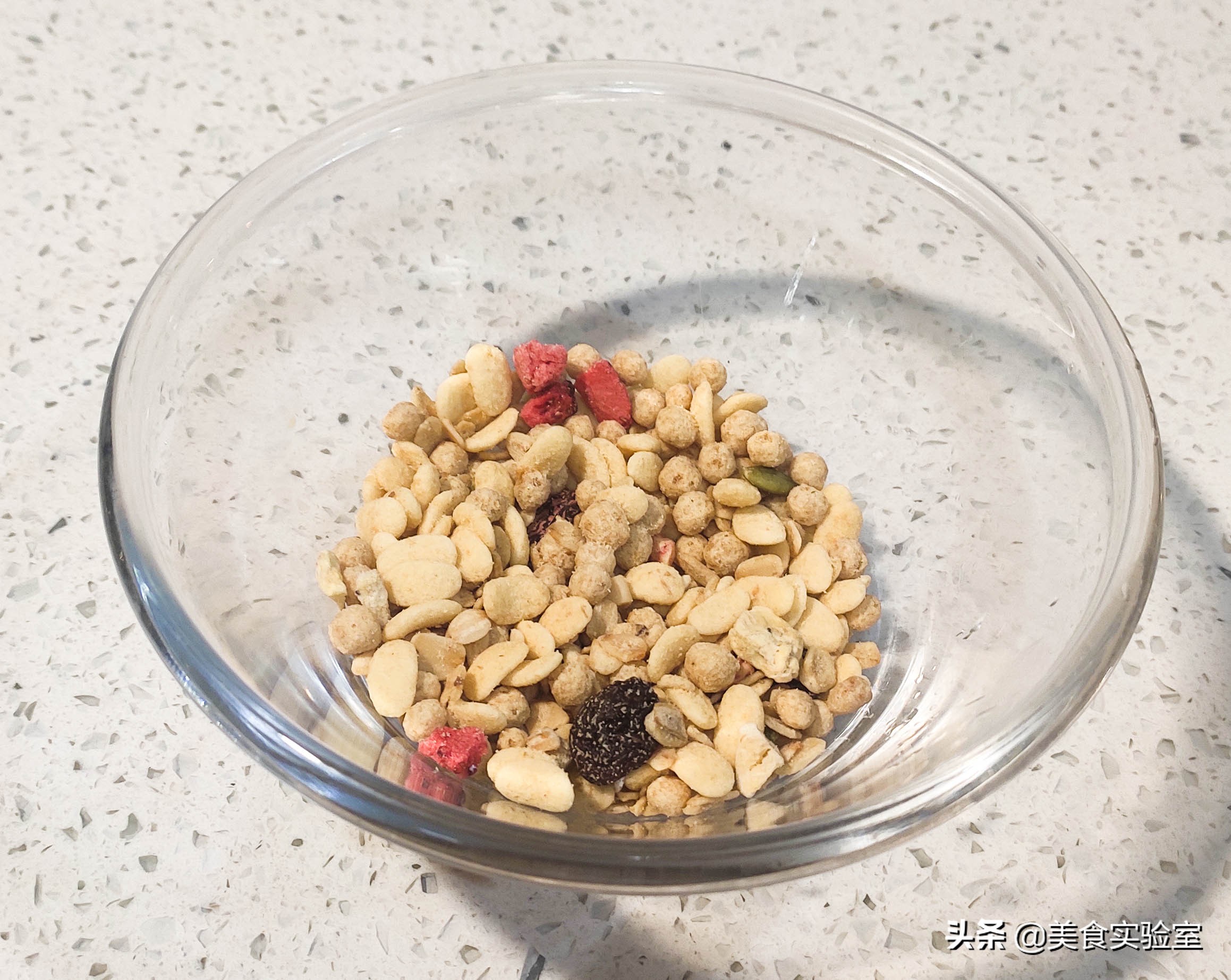 白嫖*党**报告6，中粮麦片酥脆、柔韧，奶香、麦香、水果香相得益彰