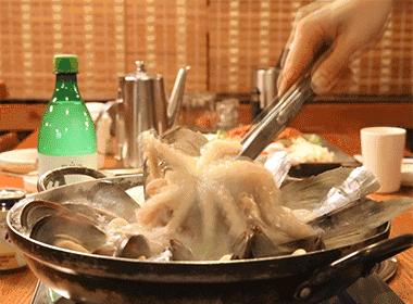 女主播表演吃活章鱼反被咬完整版,生吃章鱼被章鱼反杀的女主播