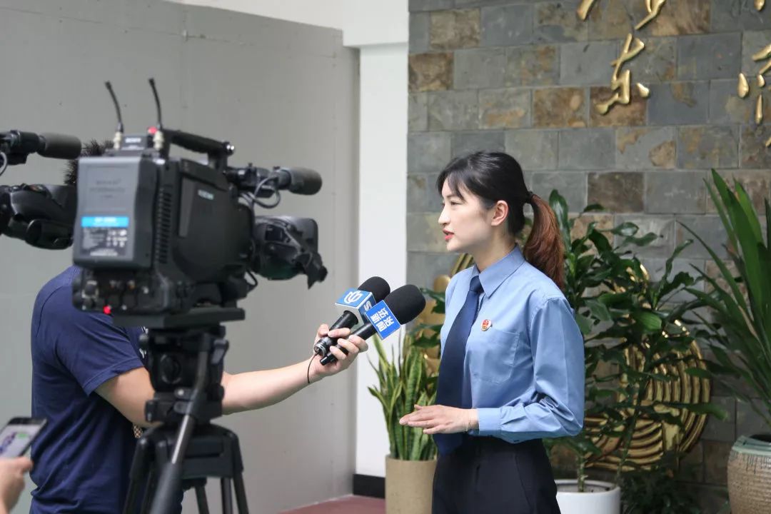 当心别让狼盯上,提防被别人骗的视频