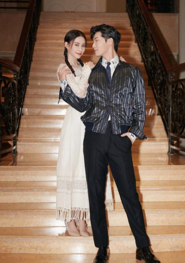 曝何超莲和窦骁,何超莲与窦骁雪山玩摔跤