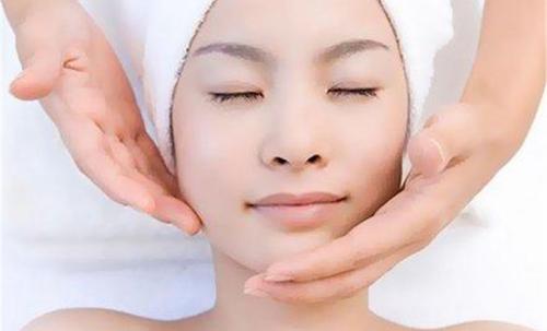 学美容是去培训班还是实体店好,学美容在学校学还是美容店学