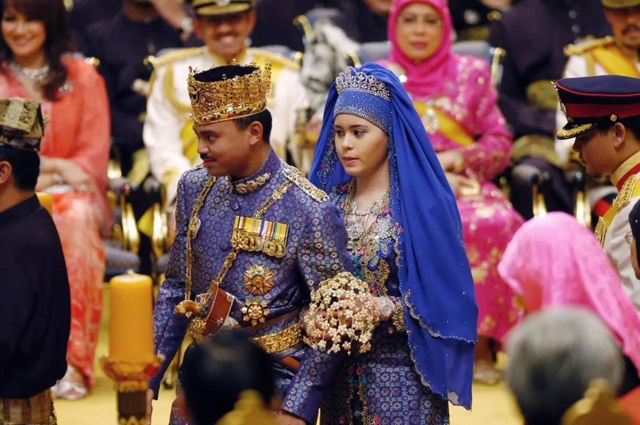 文莱国王疯狂敛财成世界首富,文莱王子挥金如土