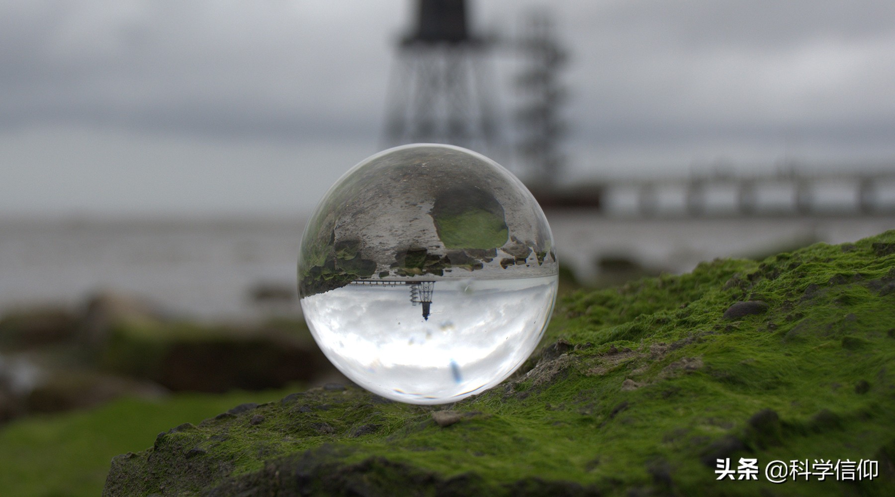 将一个圆放在两条平行线中间,将一个正方形无限接近一个圆