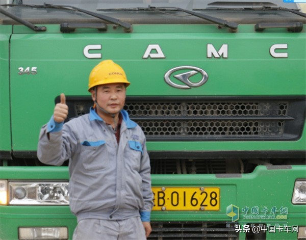 坑洼路面车辆颠簸严重,路面坑洼不平车辆路过难行